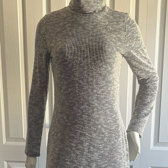 Midi dress with long sleeves - Picture 2 of 13